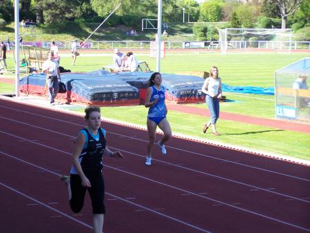 Am�lie qui apr�s le lancers de marteau prend part au 200m