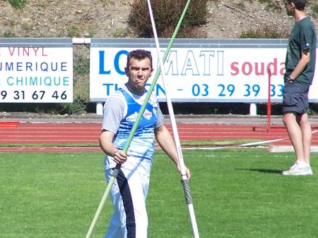 Oliv' au javelot se permet d'intimider ses adversaires en leurs tirant la langue