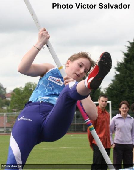 Julia avec sa perche..et regardez au 2nd plan