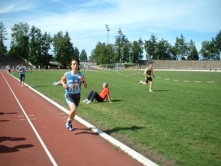 Nathalie qui laisse Marie-astrid derri�re elle